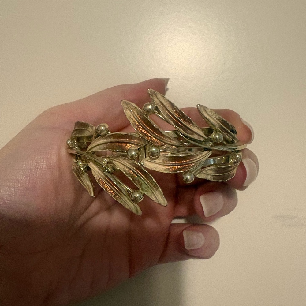 Elegant Gold Leaf Bracelet